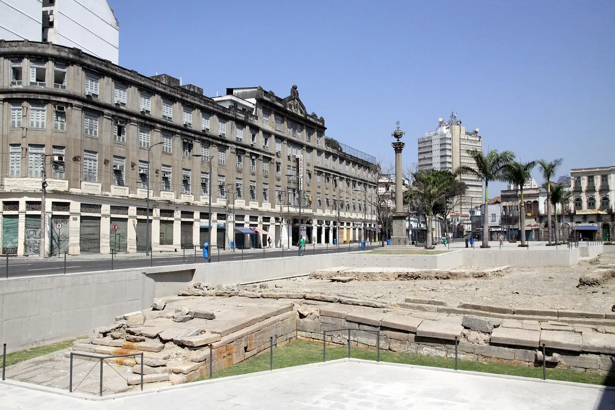 De opgegraven stenen resten van de kades Valongo en Imperatriz in een verzonken plein met een hoge zuil op de achtergrond